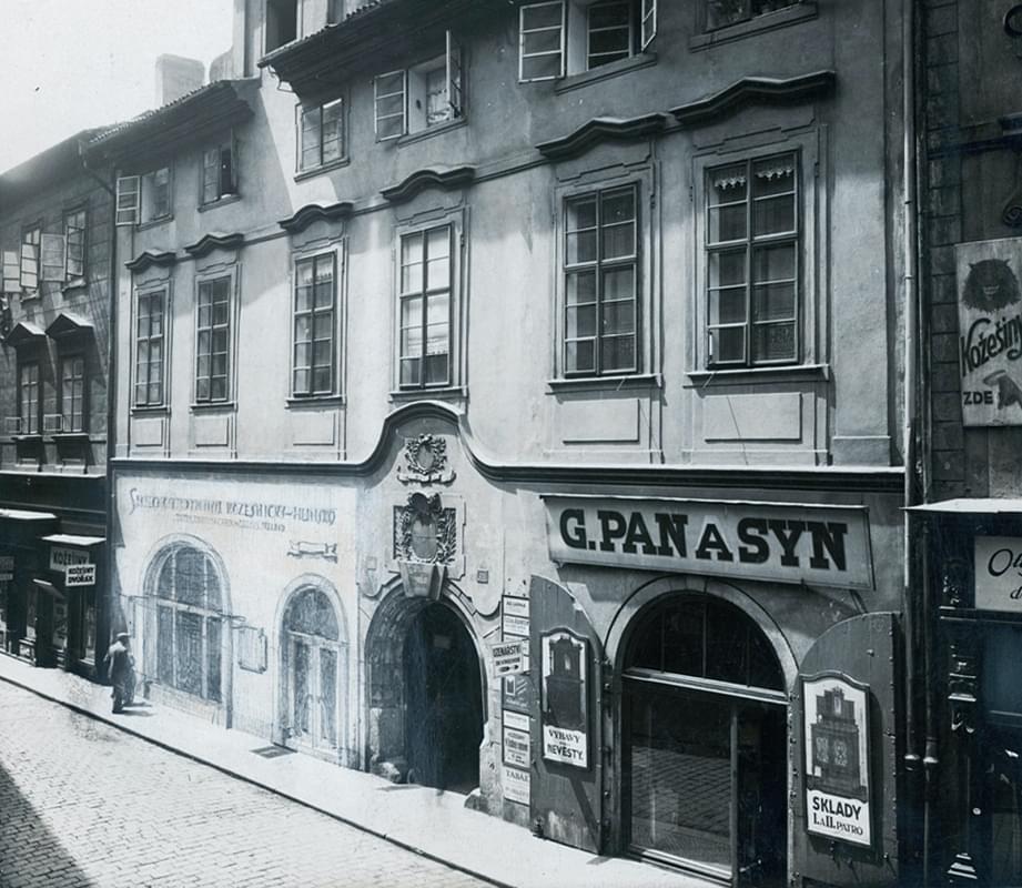 Historická budova hotelu Iron Gate v Praze